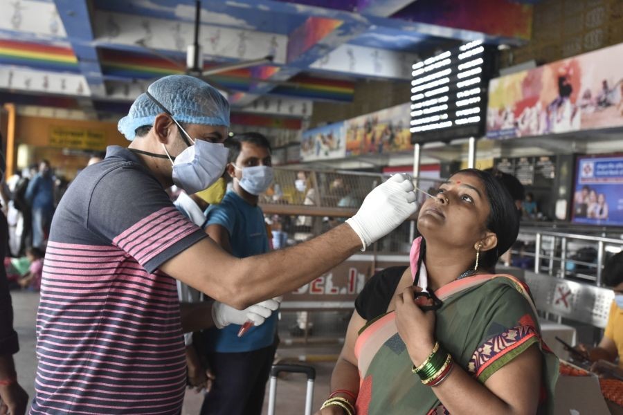 New Delhi: Swab tests to passengers arriving at the New Delhi Railway Station from their native, after the Delhi government eased restrictions for travel amid the ongoing Coronavirus pandemic in New Delhi on Thursday, August 05, 2021. (Photo: Qamar Sibtain/IANS)